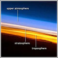 La atmósfera terrestre vista al atardecer desde el espacio