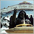 Darth Vader visitando Disneylandia